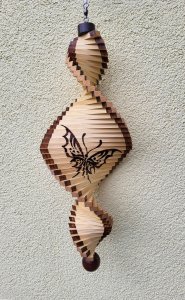 Windspiel aus Holz - Windspirale - Holzspirale, Länge 60 cm - Schmetterling hell