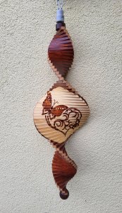 Windspiel aus Holz - Windspirale - Holzspirale, Länge 70 cm - Schmetterling / Herz