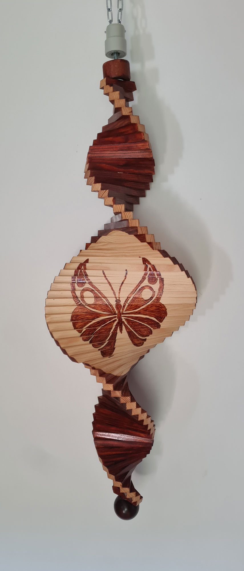 Windspiel aus Holz - Windspirale - Holzspirale, Länge 70 cm - Schmetterling dunkel - zum Schließen ins Bild klicken