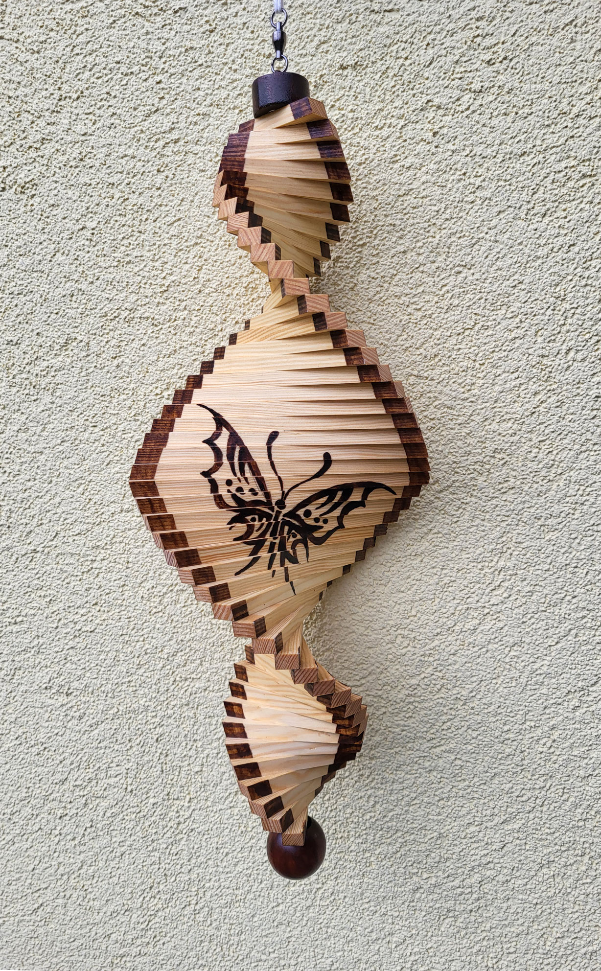 Windspiel aus Holz - Windspirale - Holzspirale, Länge 60 cm - Schmetterling hell - zum Schließen ins Bild klicken