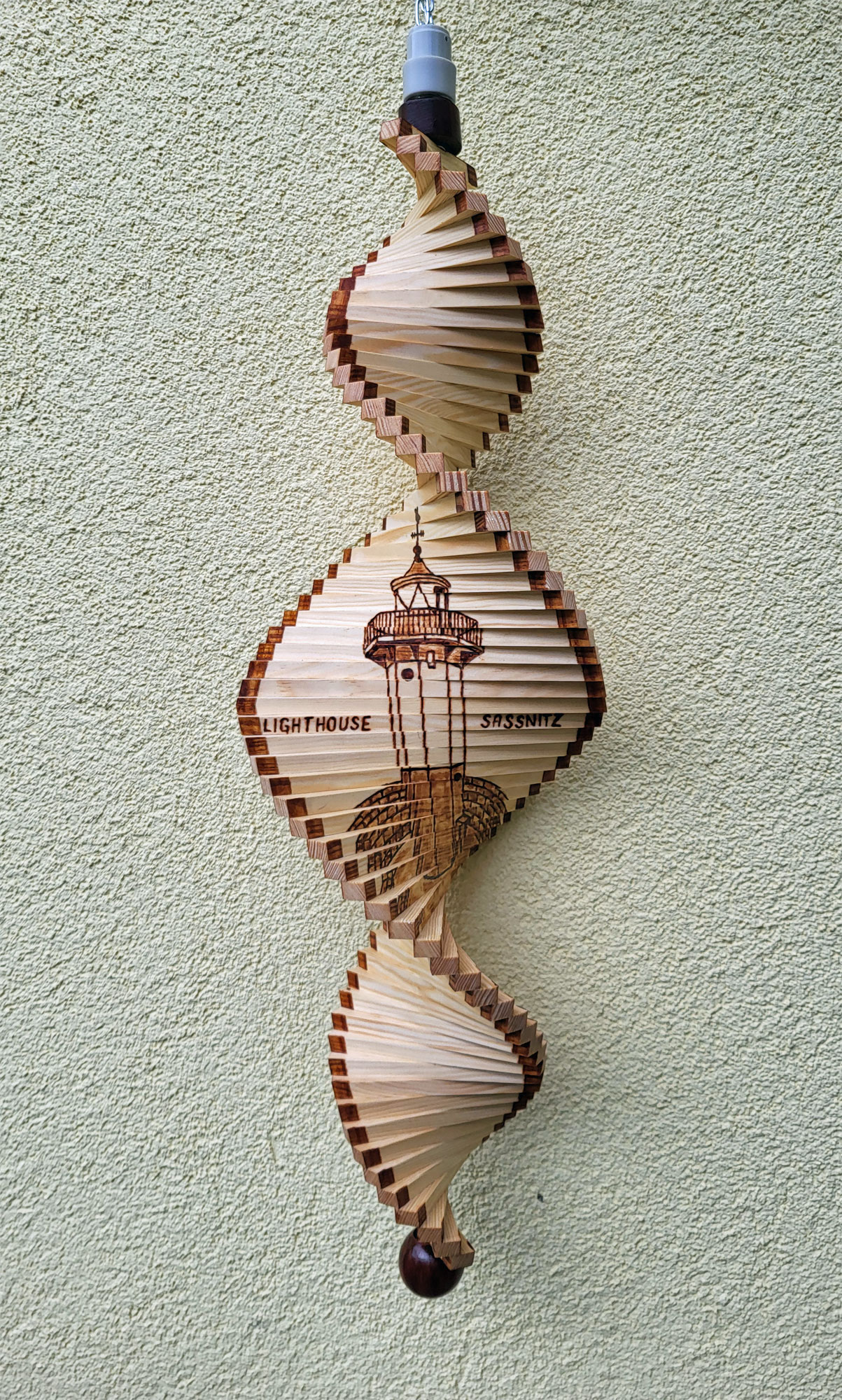 Windspiel aus Holz - Windspirale - Holzspirale, Sassnitzer Leuchtturm, Länge 70 cm - zum Schließen ins Bild klicken